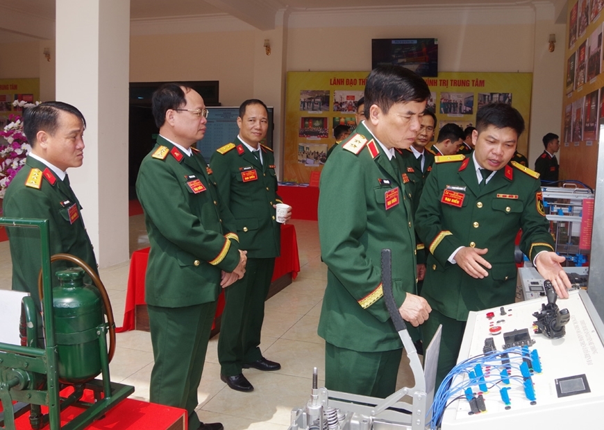 Trung tướng Đỗ Văn Thiện và đoàn công tác tham quan khu trưng bày sản phẩm nghiên cứu khoa học - kỹ thuật của nhà trường.
